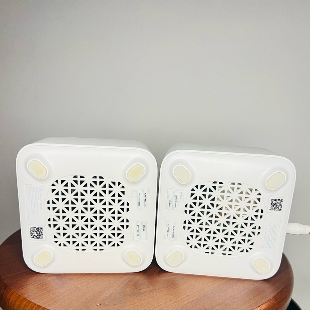 NETGEAR [RBS10] Orbi Mesh WiFi Router RBR10 and Satellite RBS10 with Power Cords - Picture 5 of 10